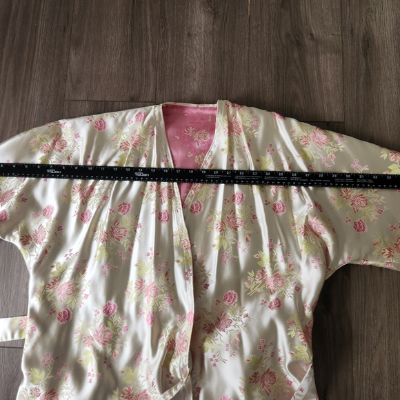Gorgeous floral print robe - Picture 7 of 8